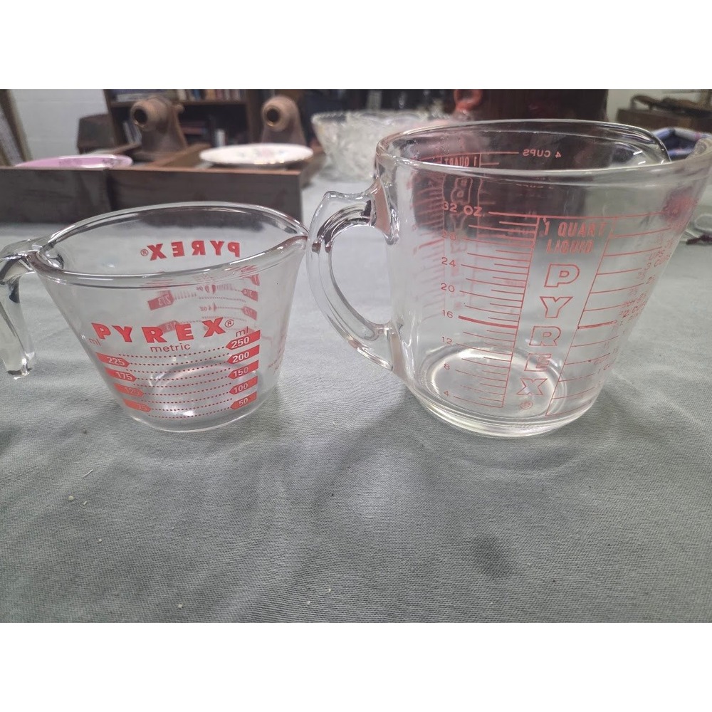 Pyrex Glass Measuring Cup Set 1 Cup 250ml and 1 Quart 4 Cup 32oz Red Lettering